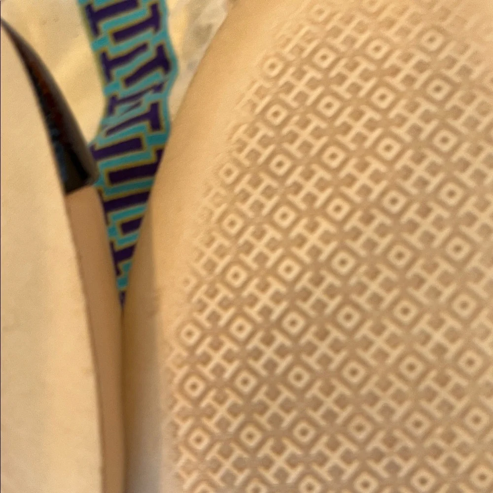 Tory Burch Jolie 75MM Pump Classic Sheep Soft Patent Tory Beige/ Black - Picture 13 of 16